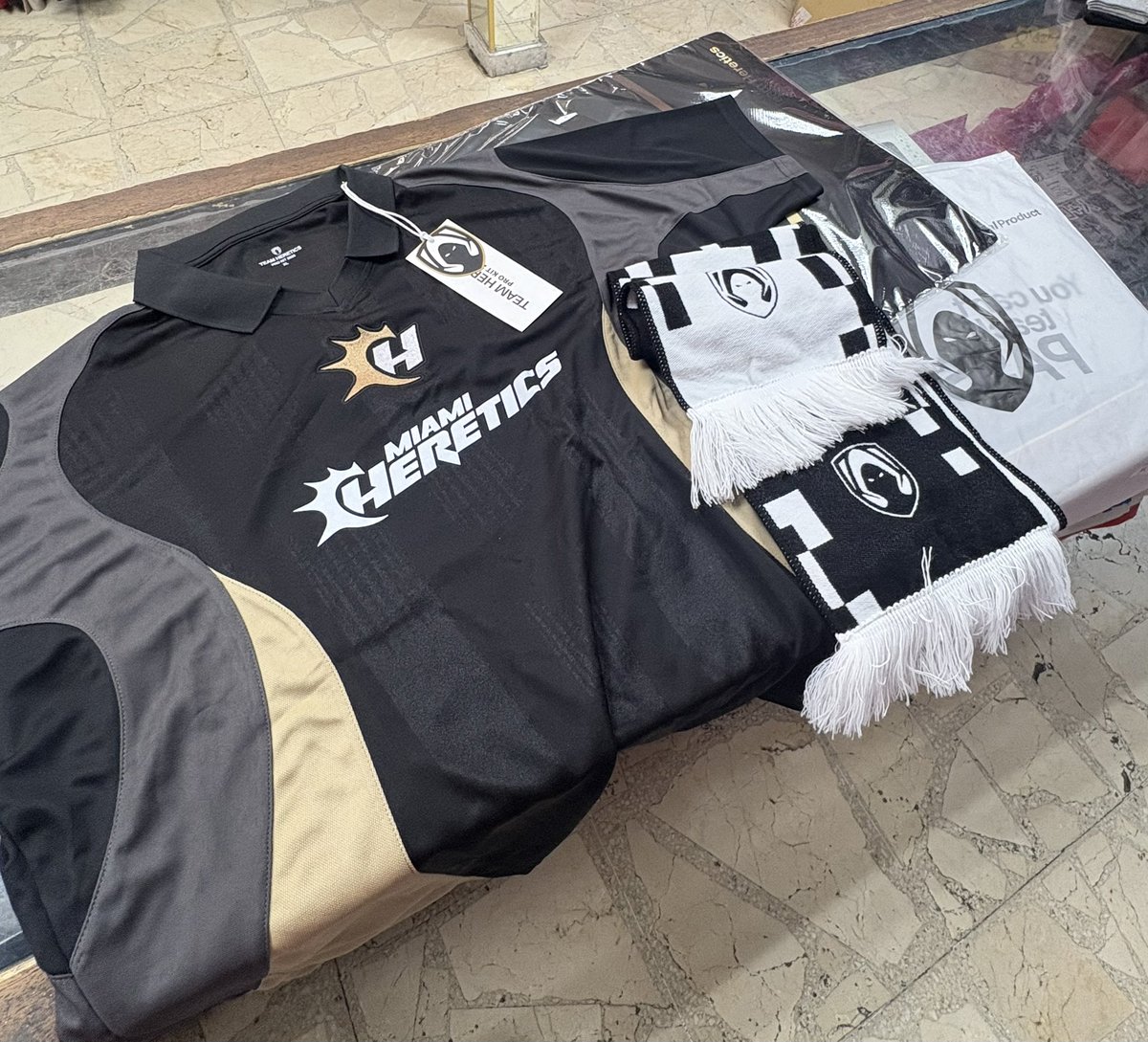 Acabo de recibir el premio del sorteo y han tenido el detalle de mandarme más productos 😃
Muchas gracias a <a href="/MiamiHeretics/">Miami Heretics</a> y <a href="/FECOD_es/">FECOD - Federación Española de CoD</a> por todo el trato 🤩😊