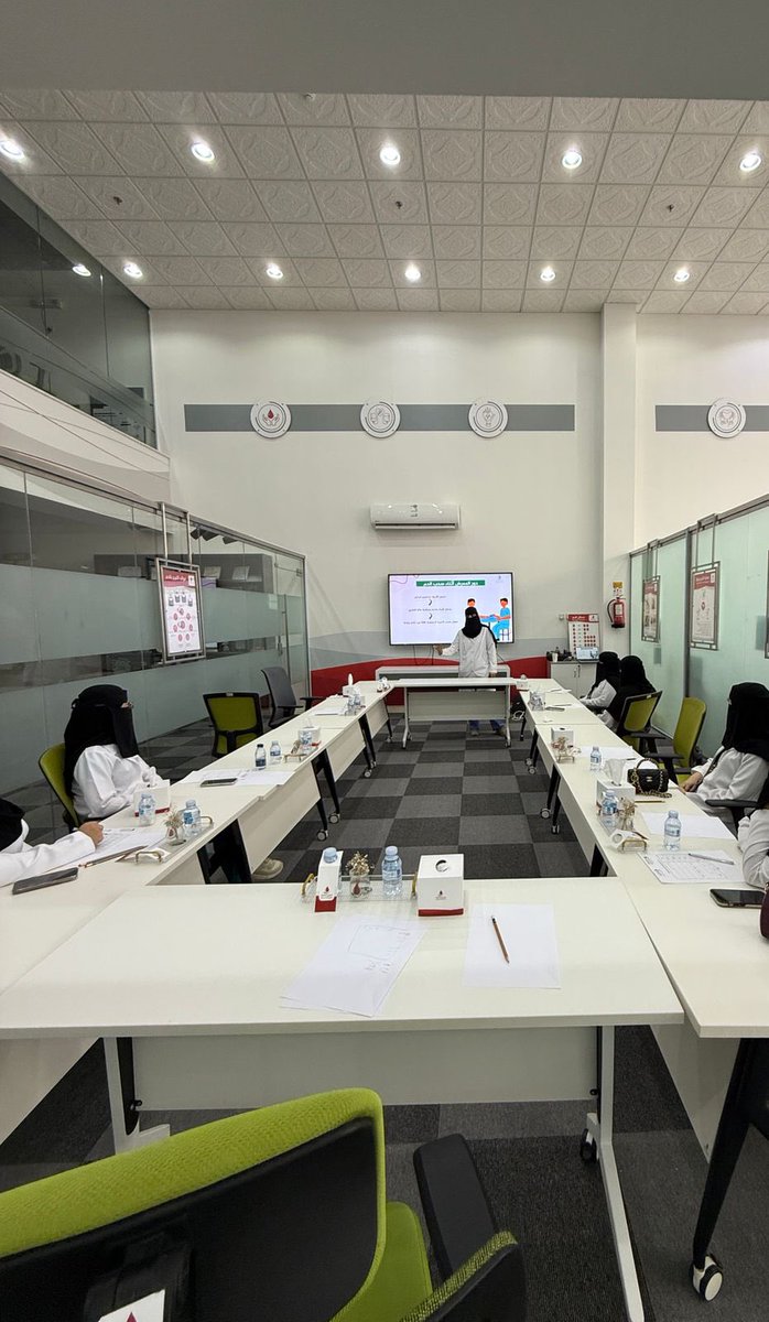 أقامت جمعية #دمي ممثلةً بوحدة التطوع وبالتعاون مع قسم إدارة المراكز دورة تعريفية وتدريبية لمتطوعي تخصصي التمريض والمختبرات الطبية، تحقيقًا لأهدافها في دعم العمل التطوعي الصحي والمساهمة في تدريب وتأهيل الممارسين الصحيين لخدمة المتبرعين بالدم بكفاءة وأمان