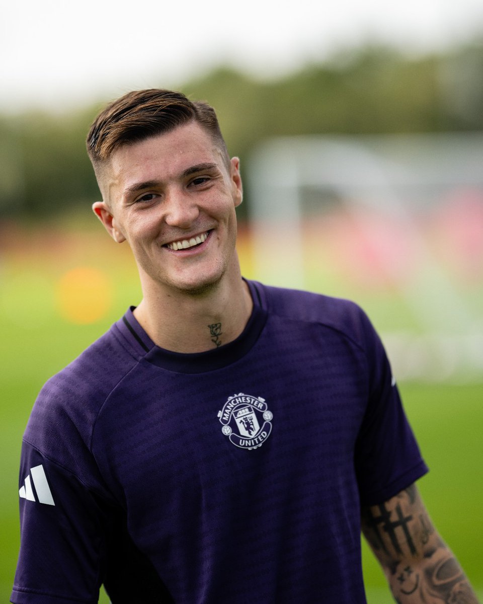 Sesko has no number on his shirt, guess we're all thinking the same thing👀