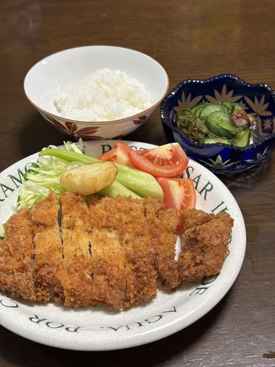 momo_diary_314's tweet photo. 女子大生が作る今日の夜ご飯

・ご飯
・豚カツ
・フライドポテト
・サラダ(オクラ、トマト、キャベツ)
・めかぶときゅうりと蛸の和物

最近は夏バテで、トンカツの脂身がｳｯ🤢となります。
#めかぶ大好き　
#夜ごはん
#ももごはん
#おうちごはん https://t.co/3aGIsj7DxR