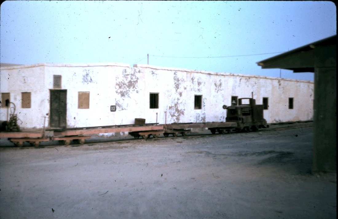 📸 خط سكة حديد مصيرة تأسس عام 1943م كمشروع بريطاني/أمريكي مشترك تحت إشراف مهندس بريطاني، بهدف نقل المؤن، والوقود، وكان خط السكة الحديد الوحيد في شبه الجزيرة العربية تلك الفترة. 
📸مصدر الصور/ منتسبي سلاح الجو الملكي البريطاني في جزيرة مصيرة.
<a href="/Oman_Rail/">OmanRail قطارات عمان</a>
#تراثي_هويتي
#تاريخ_عمان