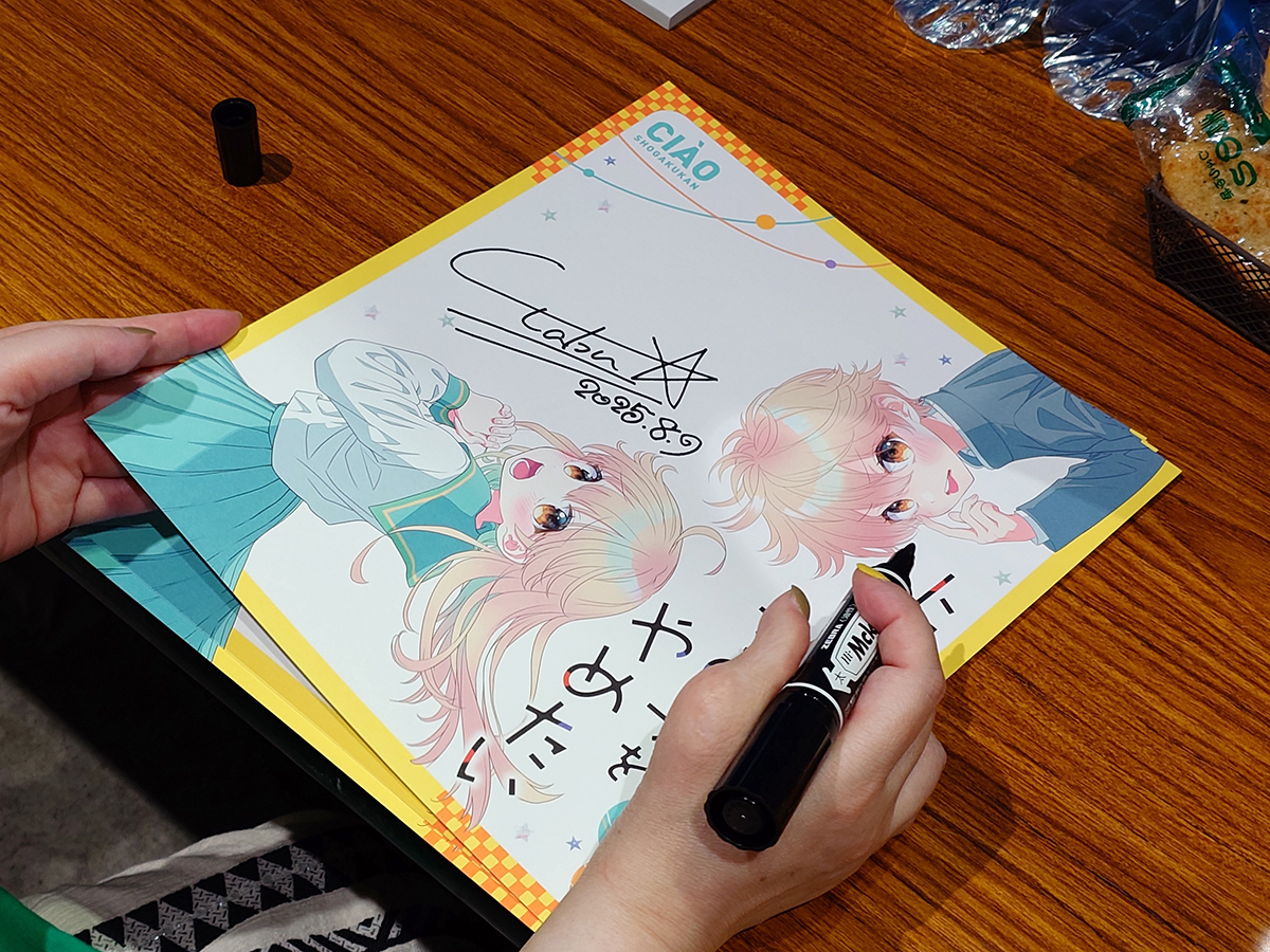控室でサイン色紙にためし書き➰🖊️ 左上の空いてるスペースにお名前