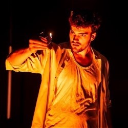 REVIEW: Scatter: A Horror Play ★★★★★ "A force to be reckoned with – and sometimes it’s fun to be scared" #EdFringe broadwaybaby.com/shows/scatter-…