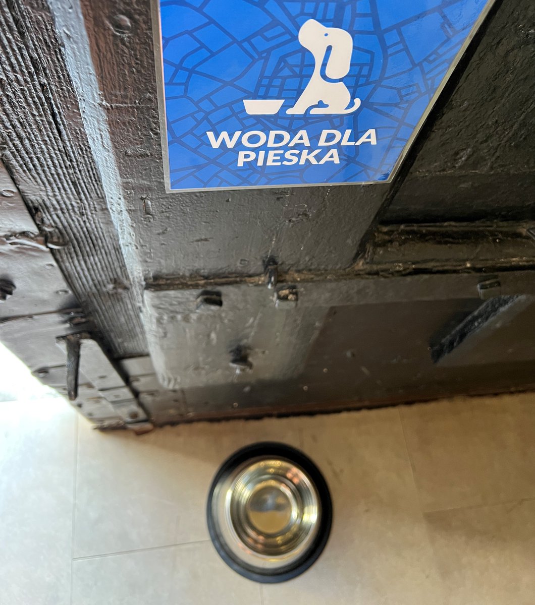 krakow_pl's tweet image. #Krakow #zwierzeta #upal #PoidelkaDlaZwierzat
Przed nami kolejne upalne dni 🌞☀️🔥. Pamiętajcie o zwierzętach 🐕🐶🐈‍🐦– pomóżcie im przetrwać upały! Naszej pomocy potrzebują zwierzęta domowe ale i dzikie, zamieszkujące w mieście. Zwierzętom można ułatwić dostęp do wody na