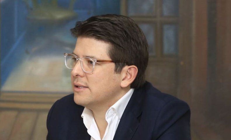 🔴 #Atención: Falleció Miguel Uribe Turbay. El político colombiano fue víctima de un atentado con arma de fuego y, tras dos meses de complicaciones, murió en la Clínica Santa Fe debido a una recaída en su estado de salud.