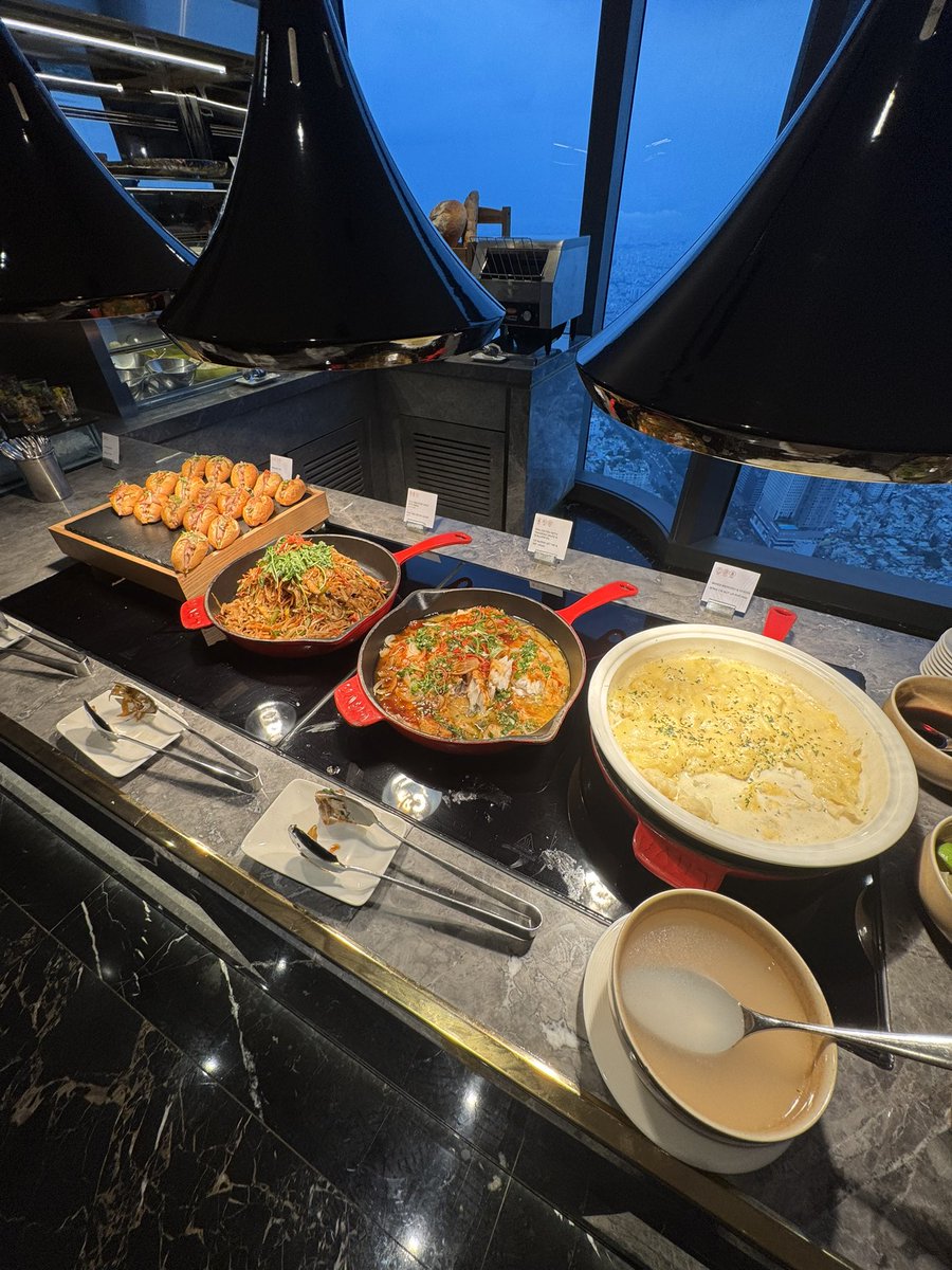 スタッフの方が飲み物聞いてきたので、ビールとカクテル頼んだんですけど、これって無料なんですよね？笑
ホテルラウンジ初めてなもので🤣
スイートラウンジでお寿司タダですかね？って聞いてるもんですかね？🤣