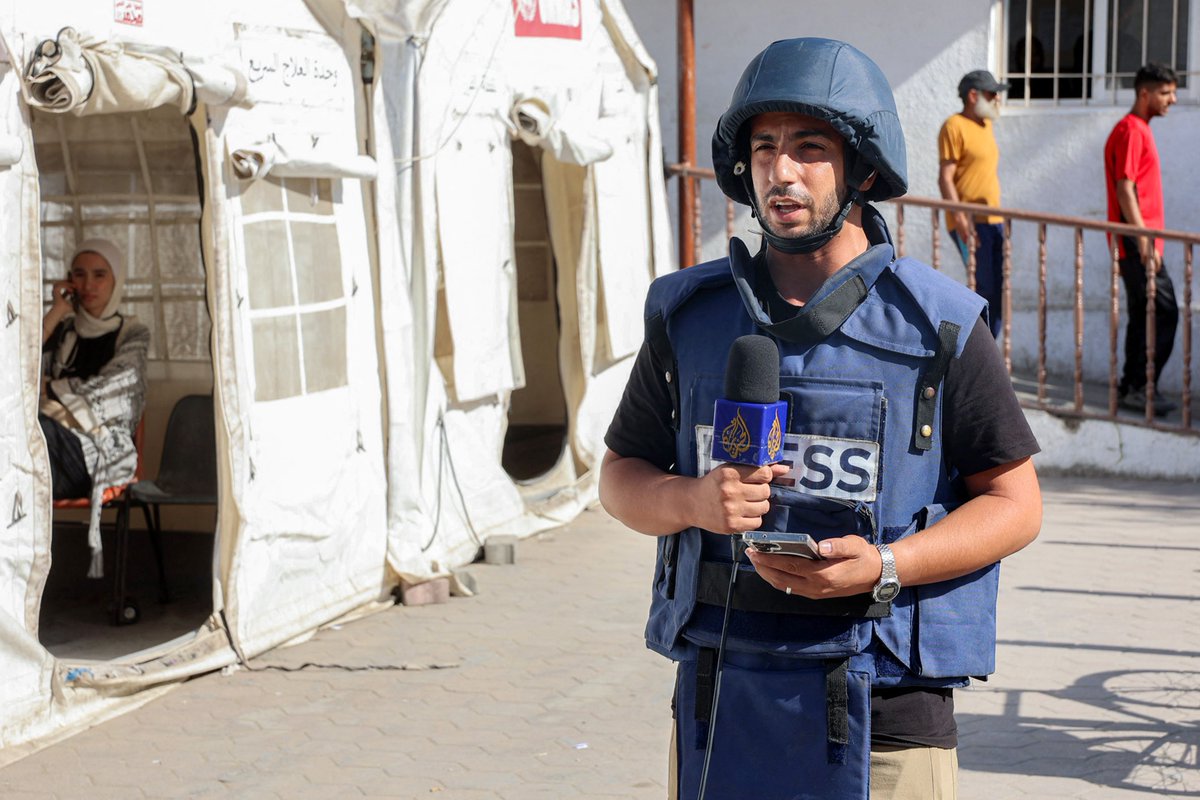 Cinq journalistes d'Al Jazeera tués à Gaza, ciblés par une frappe israélienne.
Parmi eux, Anas al-Sharif, reporter emblématique que l'armée israélienne a reconnu avoir ciblé, le qualifiant de "terroriste". La presse internationale relaie ses derniers mots.
radiofrance.fr/franceculture/…