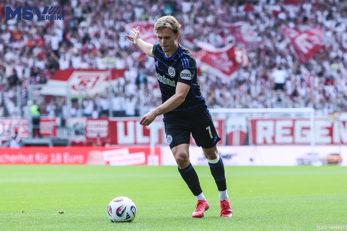 Uns fehlen die Worte. Jakob #Bookjans hat beim Auswärtssieg in Regensburg leider eine sehr schwere Unterschenkelverletzung erlitten und muss in der BG Unfallklinik #Duisburg operiert werden. Jakob wird uns damit mehrere Monate fehlen. Gute Besserung, lieber Booki! 🤕🥺 #MSVereint