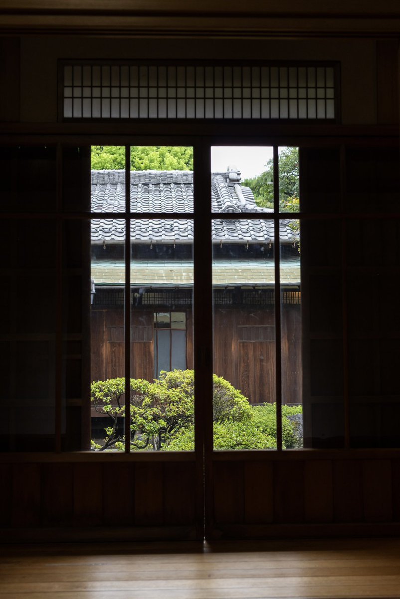 iChi_min's tweet image. 昨日の旧朝倉家住宅の展示。展示も建物もよすぎて2周しました。雨だったので雨戸が閉まっていましたが、晴れて全開になっていたら緑が映えるでしょうね☺️吉沢さんが空間に馴染んでいてとてもよかった。
#FOSS #吉沢亮 #瀧本幹也