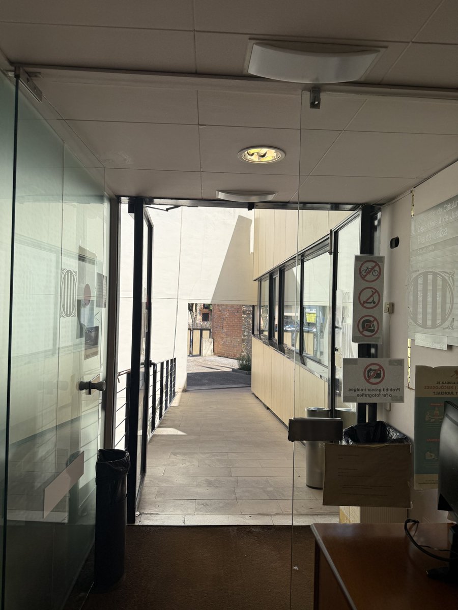 Mllimi's tweet image. Jutjat de Tremp no funciona l’aire acondicionat, estem a 36 graus dins, treballant amb condicions inhumanes @justiciacat VERGONYA