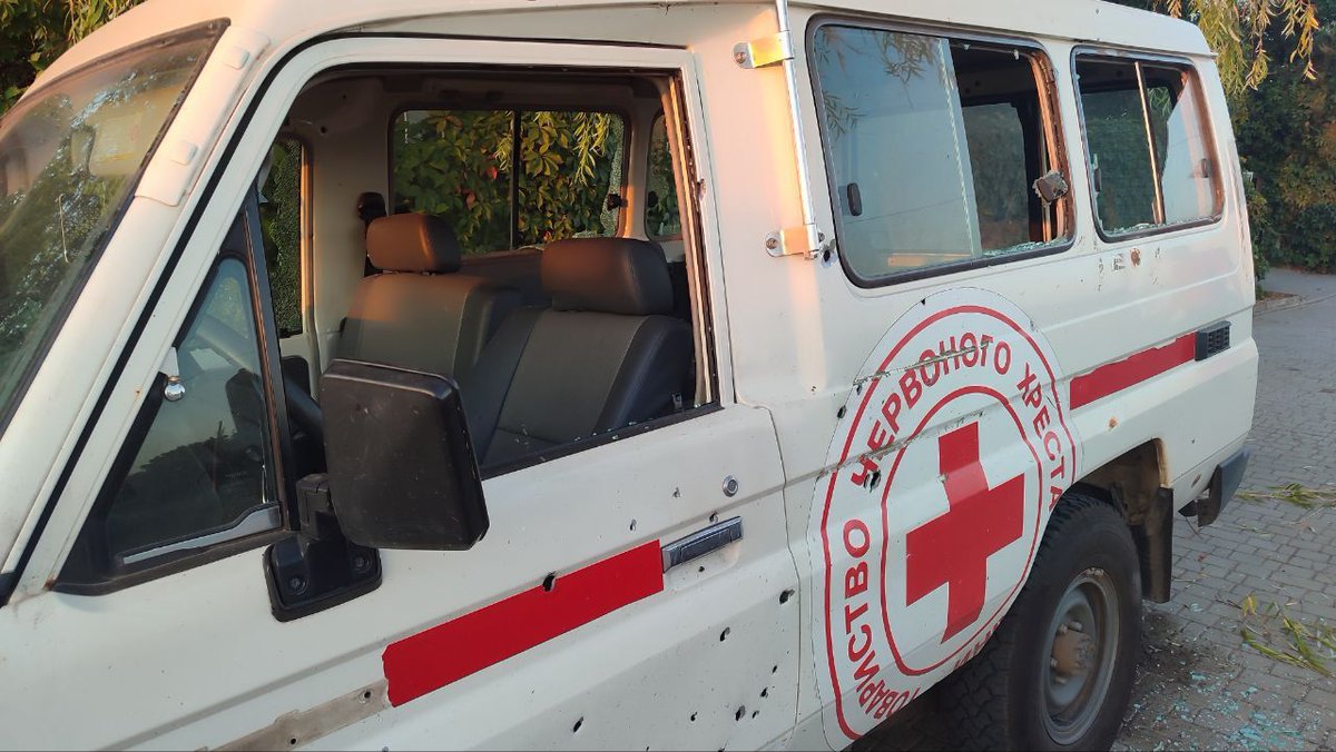 🔴 On Aug 9, a Russian strike in Kherson hit a Ukrainian Red Cross vehicle used for evacuations and aid. 

An ambulance was also damaged, but air workers were sheltered and unharmed.