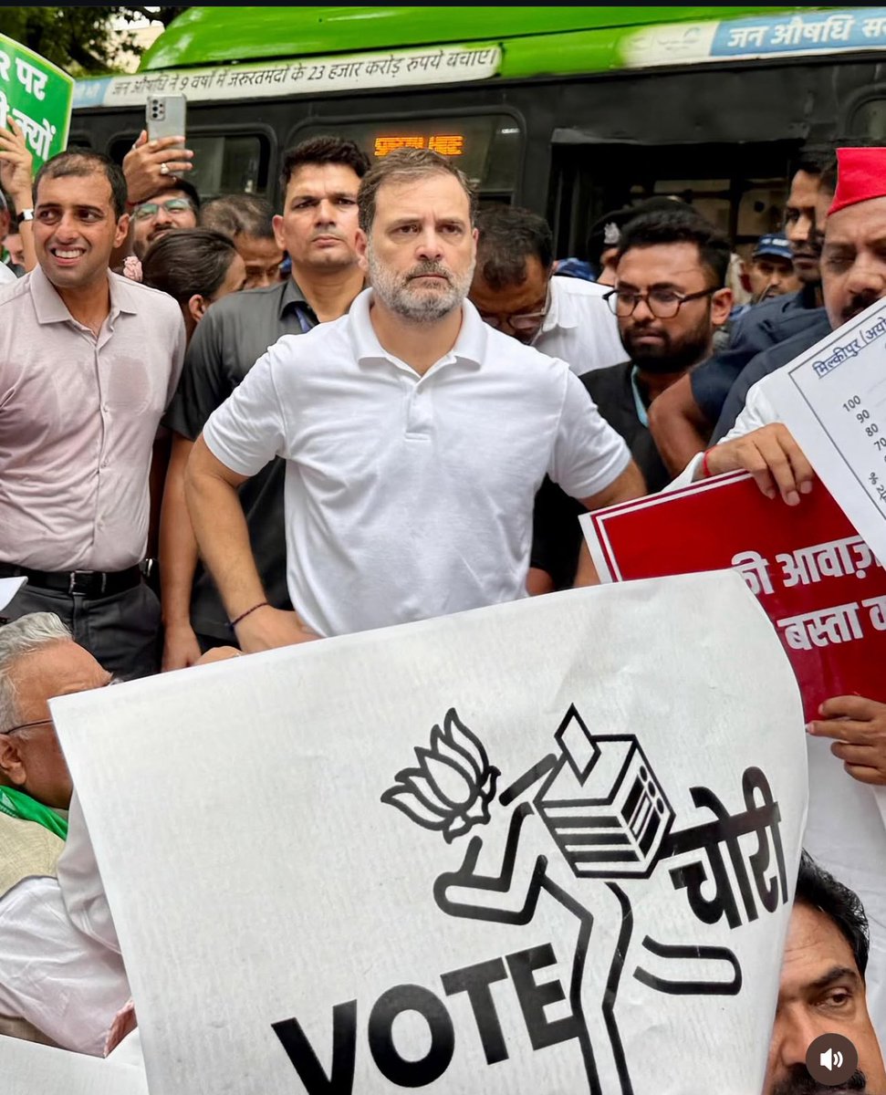 हिरासत में लिए जाने के बाद छोड़े 
गए नेता प्रतिपक्ष राहुल गांधी