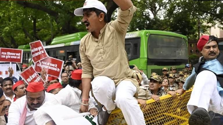 लोकतंत्र की रक्षा के लिए बैरिकेड तोड़ दिए जाएँगे। आज इंडिया ब्लॉक के सांसदों के साथ साथ बांसवाड़ा सांसद <a href="/roat_mla/">Rajkumar Roat</a>  जी भी बेरिकेड तोड़कर आगे बढ़ते गए।
 
लोकतंत्र में ऐसी तस्वीरे आती रहनी चाहिए। संसद से सड़क तक हमारी लड़ाई जारी है। शानदार, जबरदस्त, ज़िंदाबाद ।।