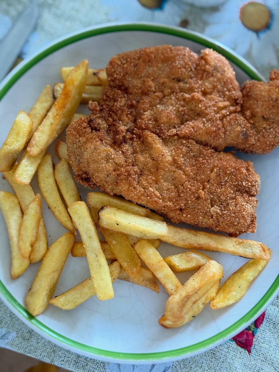 AndreaNagy's tweet photo. Rántott hús krumplival #ebed #ebéd #lunch #mutimiteszel https://t.co/mEDqBoIvcj