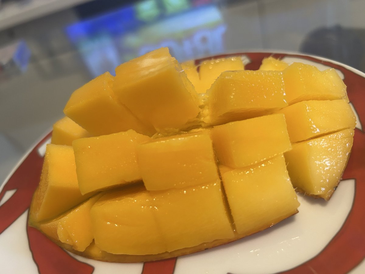 ママにもらったマンゴー
朝ごはん食べた🥭
初めて切った🥺（笑）