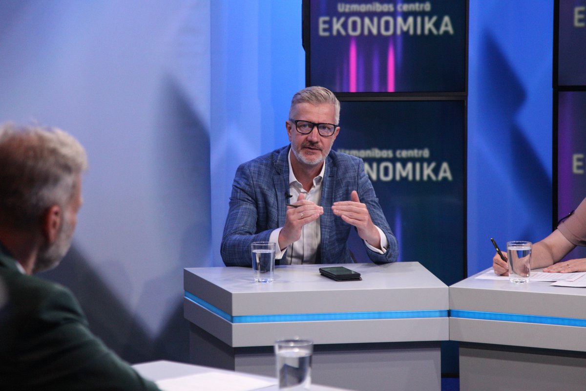 🚨 #LUEZSF zinātņu prodekāne, prof. Iveta Reinholde <a href="/tv24_lv/">TV24</a> "Uzmanības centrā ekonomika": Valsts pārvaldē ir mēģināts panākt, lai par līdzīgu darbu maksā līdzīgu algu, taču bagātāko un nabagāko resoru sindroms joprojām pastāv. 👇xtv.lv/rigatv24/progr…