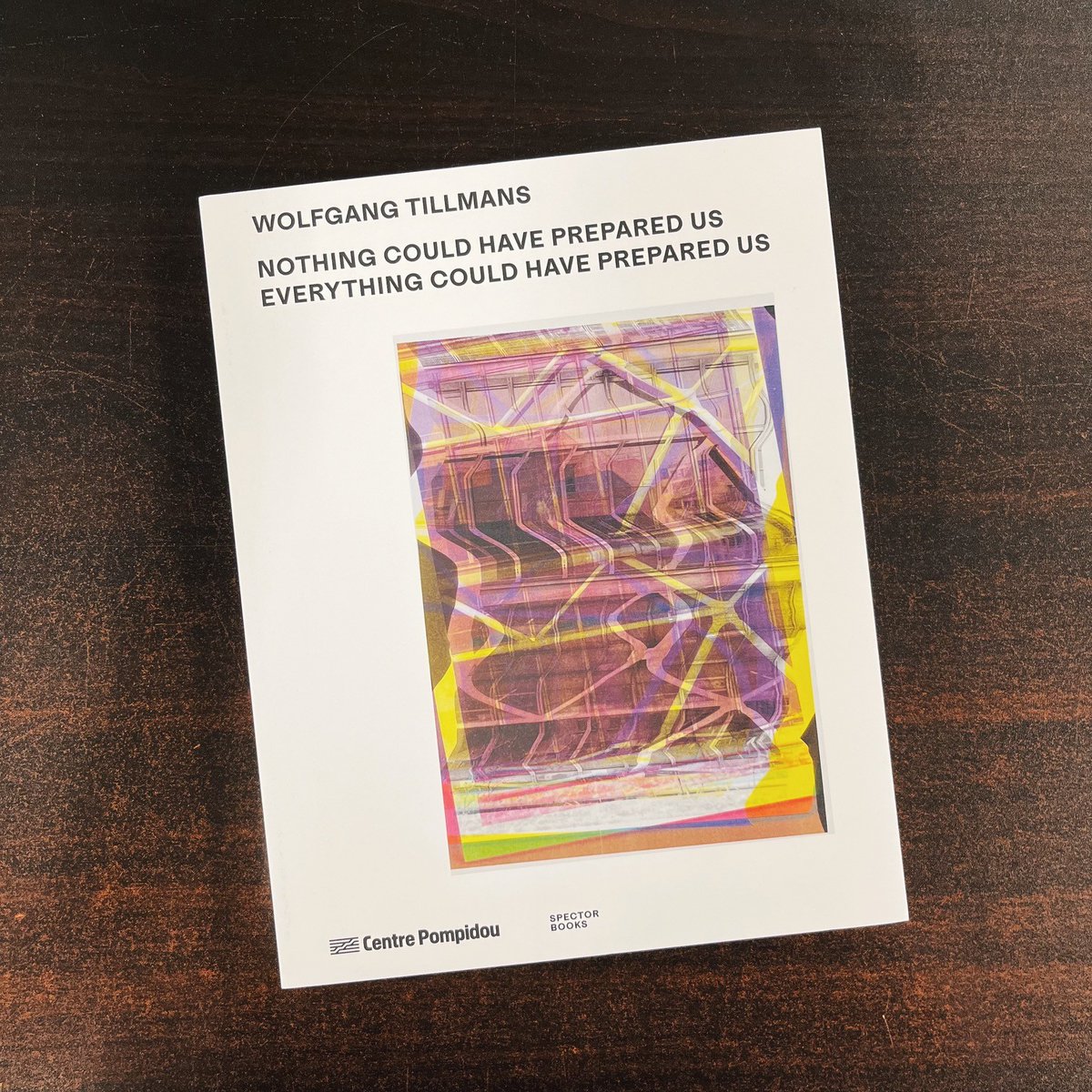 Wolfgang Tillmans『NOTHING COULD HAVE PREPARED US – EVERYTHING COULD HAVE PREPARED US』(SPECTOR BOOKS) が入荷。フランスのポンピドゥー・センターで開催中の、同センター2階にある「公共情報図書館」全体を使用して展覧された展示に際して刊行された作品集。(高橋)

aoyamabc.jp/products/nothi…