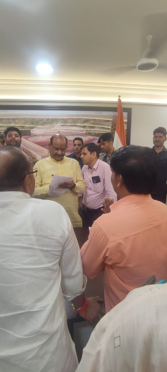MirdhaAnshul's tweet photo. ओम जी भाई साहब आपके संघर्ष को कभी भूलाया नहीं जा सकता आप एक सच्चे नर्सिंग कर्मी , एक सच्चे कॉविड स्वास्थ्य सहायक है।

संघर्षत हर #CHA सलाम।

#लड़ेगा_CHA_जीतेगा_CHA 

#CHA_WANT_JOB_BACK 

#CHA_को_नौकरी_दो 

#CHA_से_किया_वादा_पूरा_करो_BJP_सरकार 
@RajCMO
@GajendraKhimsar https://t.co/1dpPc57Ymn
