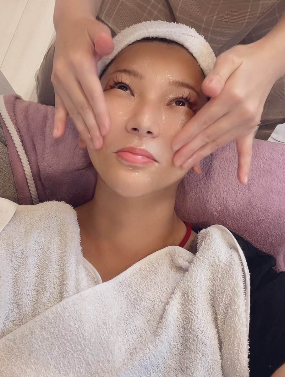 【載せちゃダメなやつ】
ゆいにゃにフェイシャルやってもらった🎶

①ドキドキ
②むにゅーーー
③じー…(ゆいにゃ下から見てる)

めっちゃ気持ちよかったよ。
寝そうだったから
ひたすらゆいにゃ見てたw

#顎下のたるみが気になるなぁ