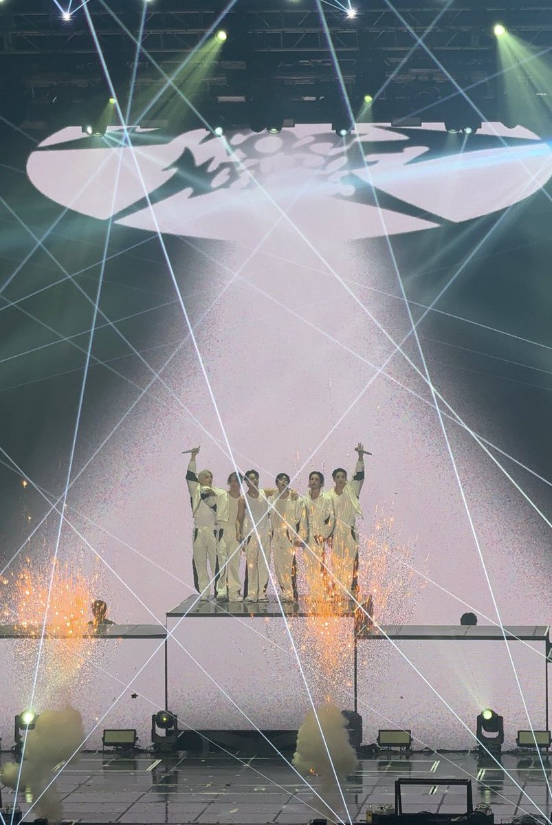 P1H_members's tweet image. 드디어 한국에서 준비했던 MOST WANTED 이틀 다 마무리했네요.. 열심히 달려온 지난날들을 생각하면 눈을 질끈 감을 정도로 타이트한 하루들이었지만 놀러 와주신 피스들의 미소와 함성을 떠올리면 그 정도는 아무것도 아니었던 것 같아요. 너무 값지고 소중한 행복한 공연이었습니다!
