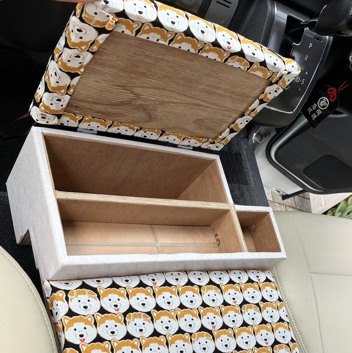 PRETZ_123's tweet photo. ハイエースに、
柴🐕専用シート完成👍 https://t.co/tZYtdSq9ES