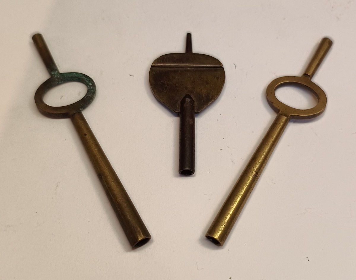 lornahunting's tweet photo. #lornalovesthis #KeysOnMonday #Oldkeys Summersons Clocks Warwick #oldantiquedoorkeys #oldlocks #antiqueironmongery #authorslife I write historicalfiction - see https://t.co/D9NG8AkDOt #historicalfiction https://t.co/vBzVrSsxk6
