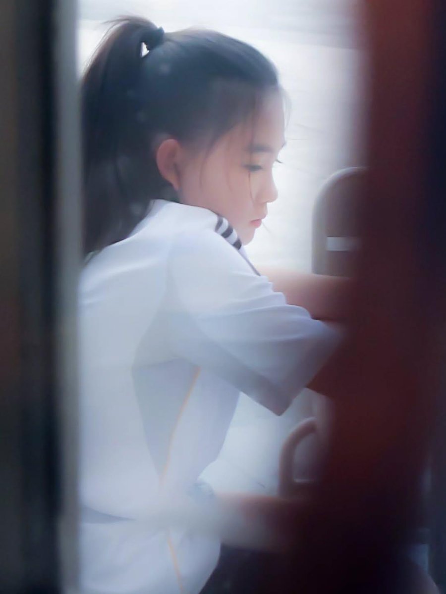loban's tweet image. quiet moment...💁🏼‍♀️✨ #hkiger #xperiaphotography #mobileportrait #xperiaportrait #discoveryhongkong #sunshine #citylife #hongkonginsta #littlelady #hongkonglifestyle #cityshot #streetwalk #hongkonger #under_the_sign_hongkong
