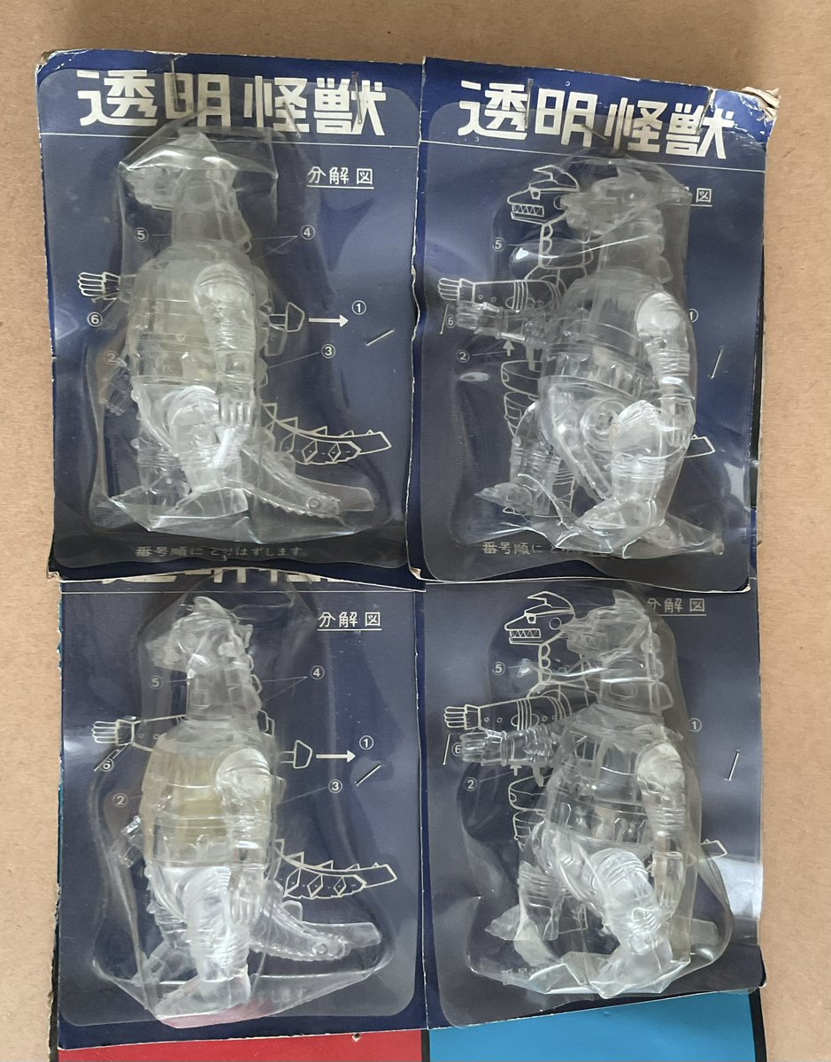 junk_ong's tweet photo. 片付けてたら出て来た品だが、どういう経緯で入手したのかわからないモノ💧

メカゴジラ！ではなく透明怪獣‼️

本体のクリアに腹部のメタリックブルーが綺麗✨
ギミックはバラバラになるぞ💦 https://t.co/7B7VBs7w5V