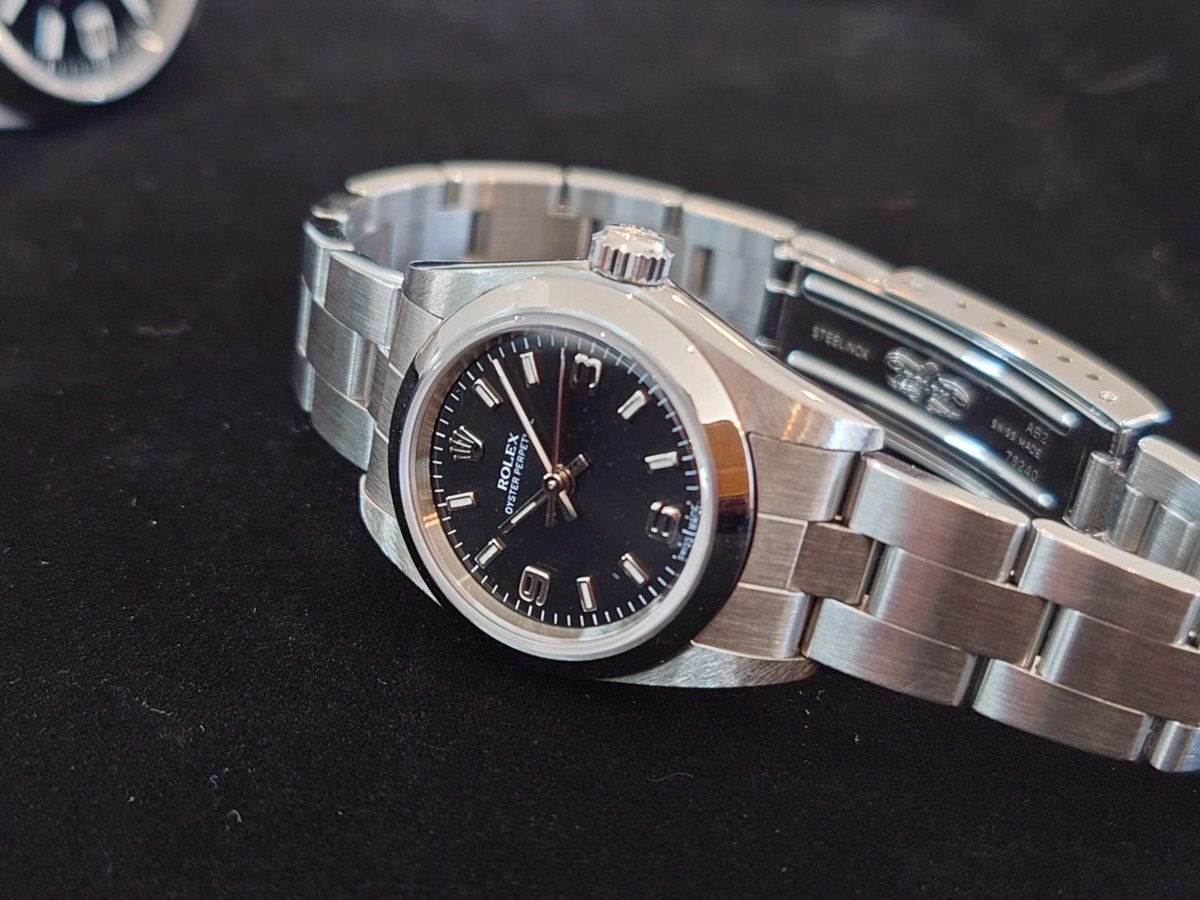 オイパペ26mmの369ダイアル黒文字盤めちゃくちゃ可愛い。自分のエクスプローラーとペアで着けたいねー！って妻と話していたんですが、当たり前に売約済みでした。