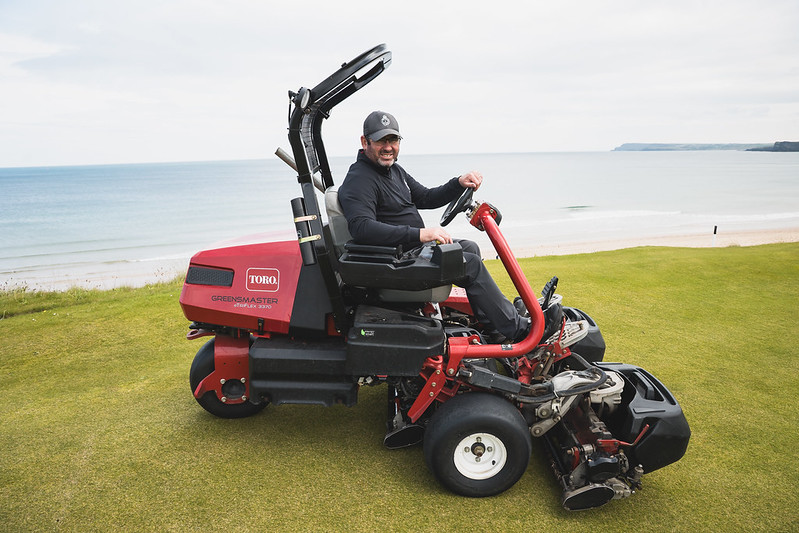 ReesinkTurfcare's tweet image. Electric precision. Effortless control. Zero emissions 💚

@TheToroCompany Greenmaster eTriFlex 3370 delivers a tournament finish – quietly, cleanly, and comfortably.

Explore more 👉eu1.hubs.ly/H0mgLbN0

#Toro #Reesink #ZeroEmissions