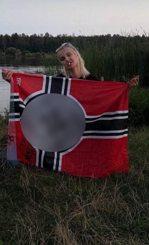 La segretaria del tribunale di Kiev ha pubblicato sui social una foto con la bandiera della Germania nazista. La polizia ha avviato un'indagine.
Come riportano  dai media ucraini, Anastasia Mirzak ha cancellato il post dopo alcuni commenti indignati.