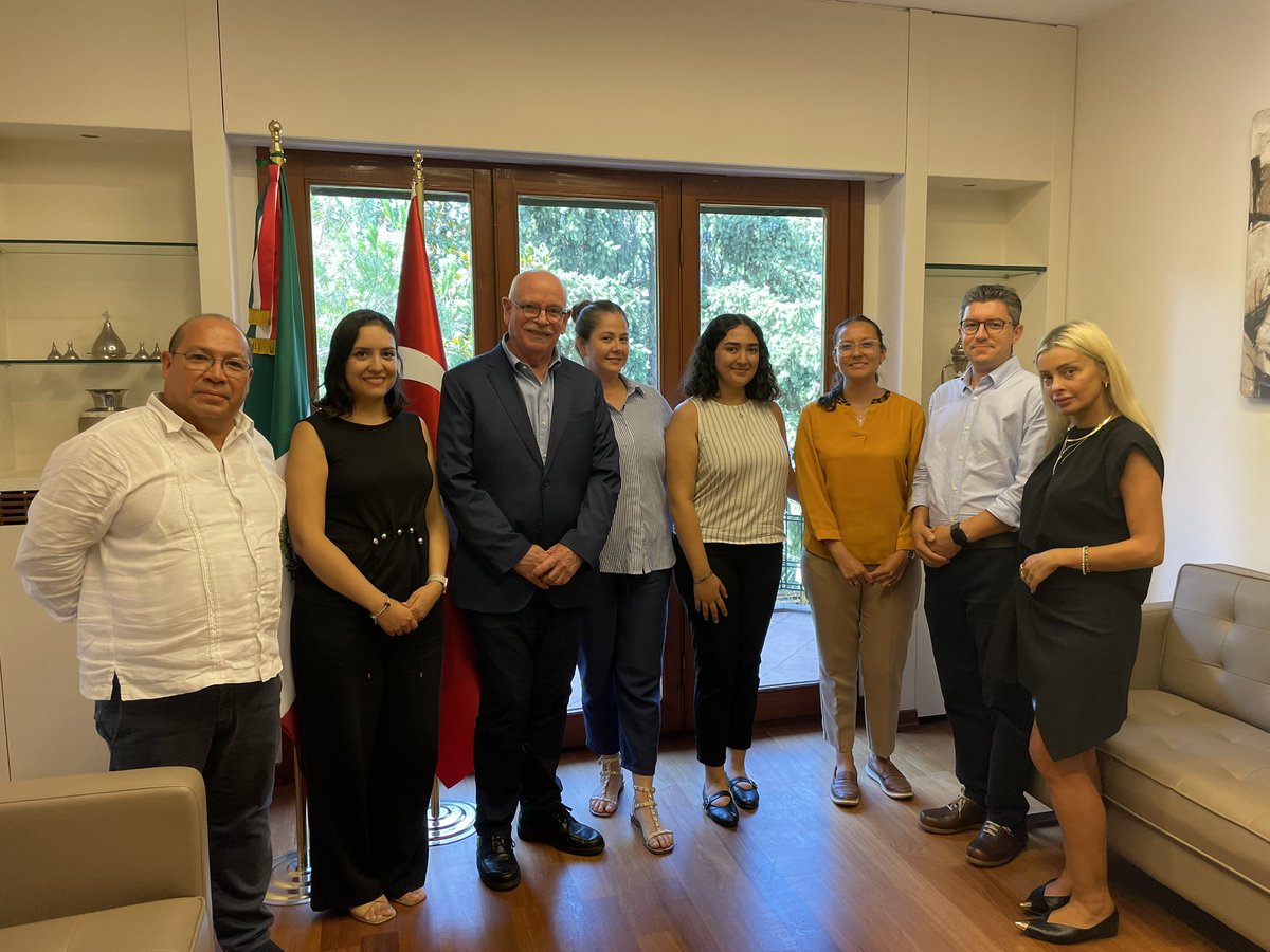 Hoy asumí la titularidad del Consulado de México en Estambul. Agradezco a la Presidenta Sheinbaum, al Canciller De la Fuente y a la Subsecretaria Mercado por la oportunidad de seguir sirviendo a nuestro país en esta nueva encomienda.