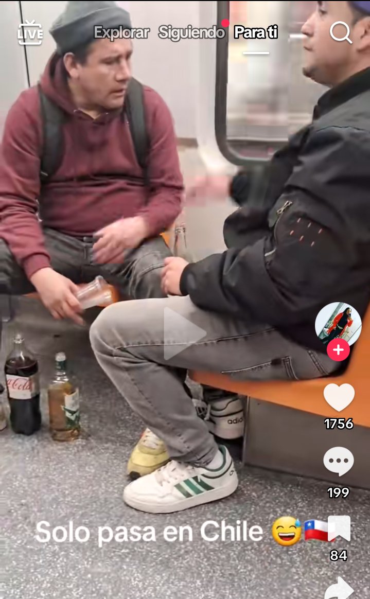 AlbertJulian13's tweet photo. 🚨Señores del metro a ver si ya ponen orden un poquito motos en los vagones weones fumando y ahora el metro se volvió Cantina ahora no faltarán los Wea que dirán no es Chile.. https://t.co/pc2hXiWaz5