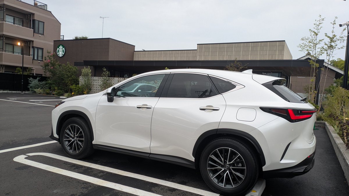 RyoChannel211's tweet photo. 最近できたオシャレなスタバで☕
 #LexusNX https://t.co/lzJshi3tTO