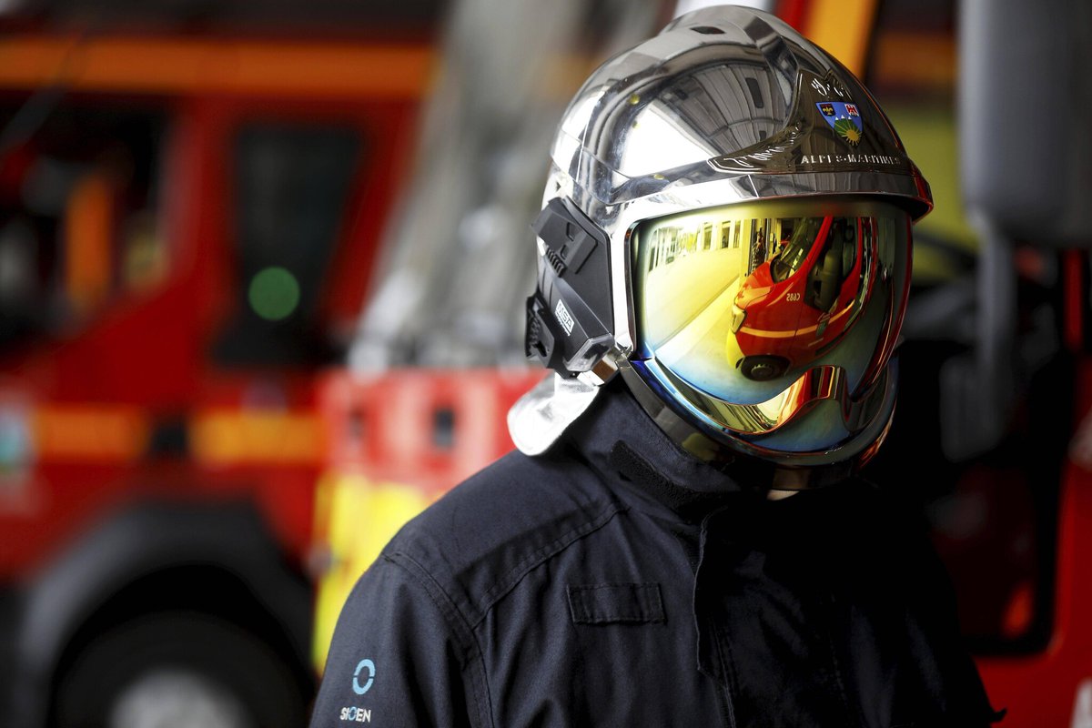 Nice_Matin's tweet photo. L’automobiliste âgé de 33 ans qui a percuté plusieurs amis sur la RM 6202 est entendu, depuis dimanche, à la brigade de Levens. Il a frappé un militaire. Seule une victime, grièvement blessée, est encore hospitalisée.
👉 https://t.co/VxkwpuBSrQ https://t.co/niDBNAqlRE