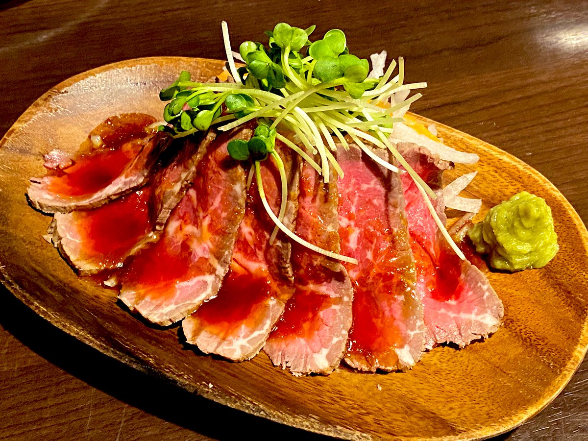 盛岡市月が丘の『ヴォナージョ』さん！
ピザとパスタ以外も美味しいお店です！
１枚目はサーモンのカルパッチョ、２枚目は鶏の唐揚げ、３枚目はローストビーフ！

👇お店の詳しい情報はこちら👇
morioka.mypl.net/shop/000003528…