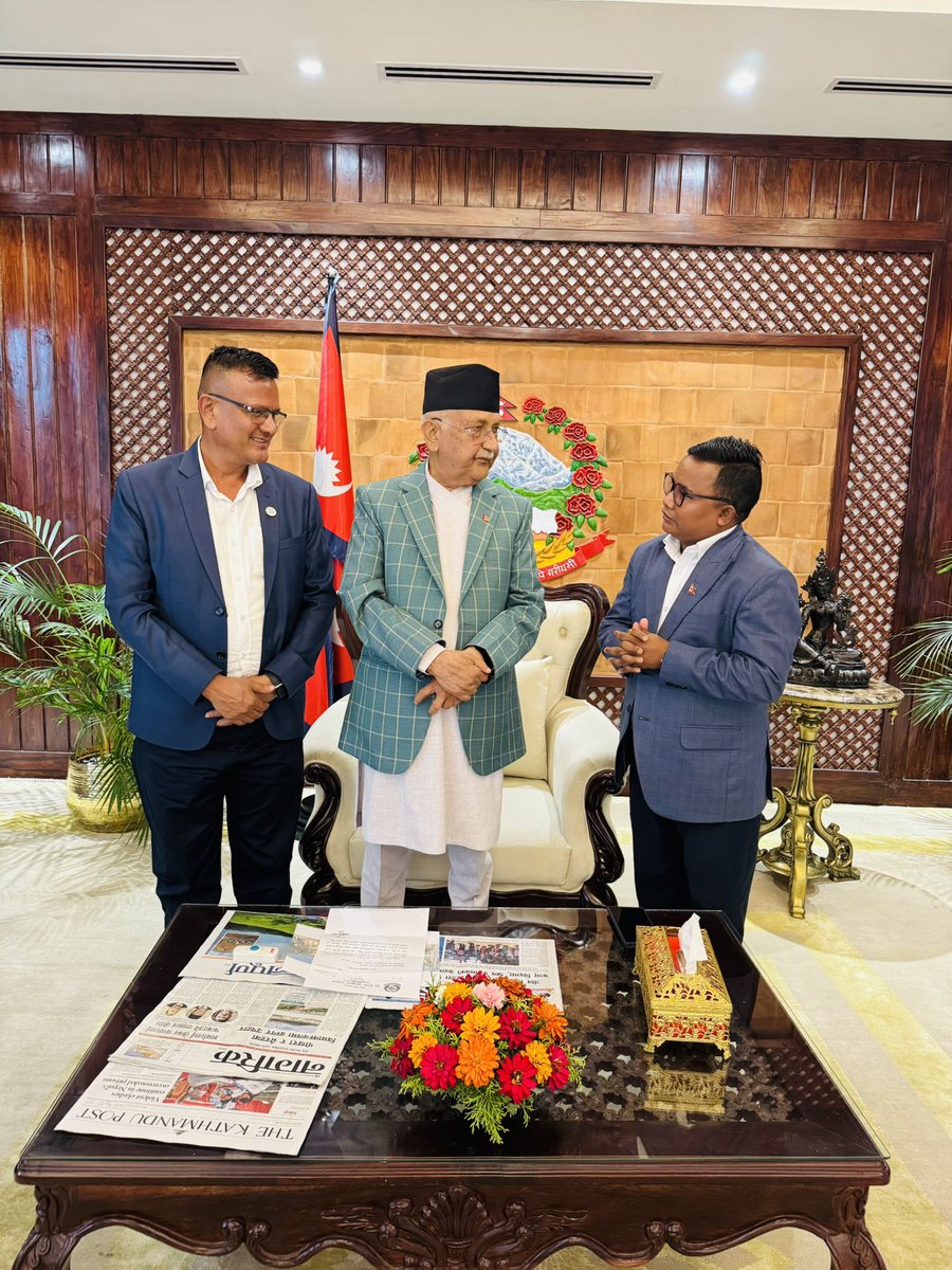 सम्माननीय प्रधानमन्त्री एवम नेकपा (एमाले) अध्यक्ष के पी शर्मा ओलीज्युसंग कोशी प्रदेशका मानीनय मुख्यमन्त्री हिक्मत कुमार कार्की लगायत हामी सचिवालय टीम प्रधानमन्त्री निवास बलुवाटारमा भेटघाट गर्ने अवसर प्राप्त भयो ।२०८२ साउन २५