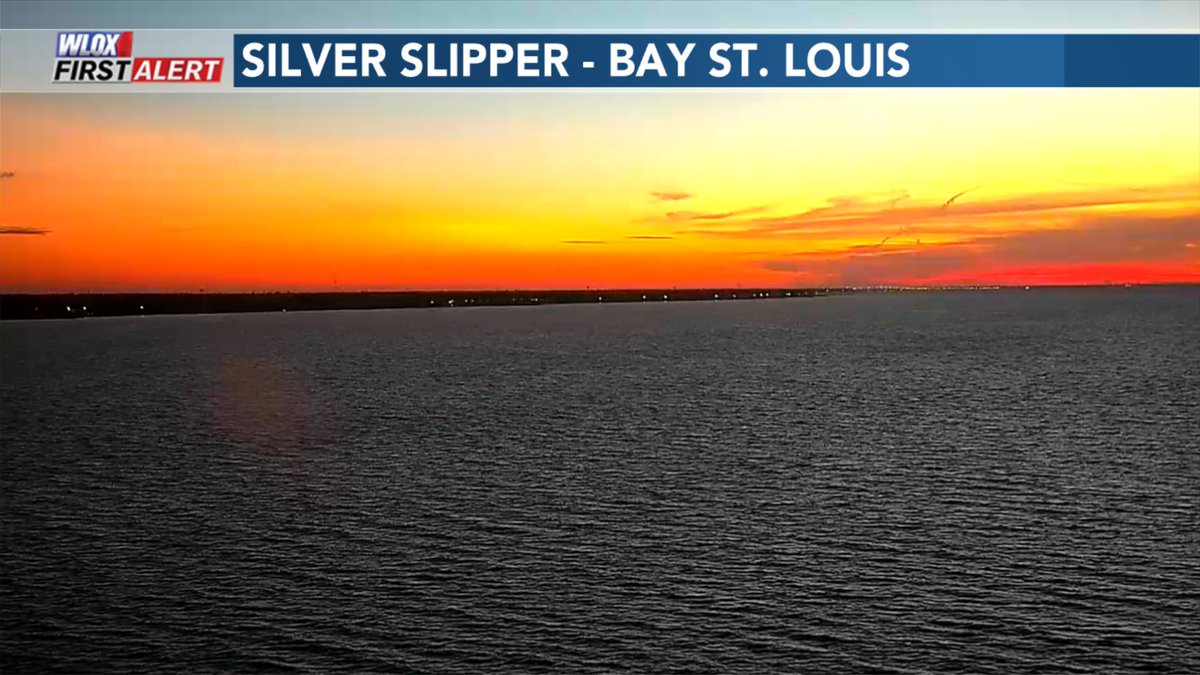This view never gets old to me! I hope the beautiful sunrise makes your Monday morning a little bit better. ☺️ @wlox #mswx