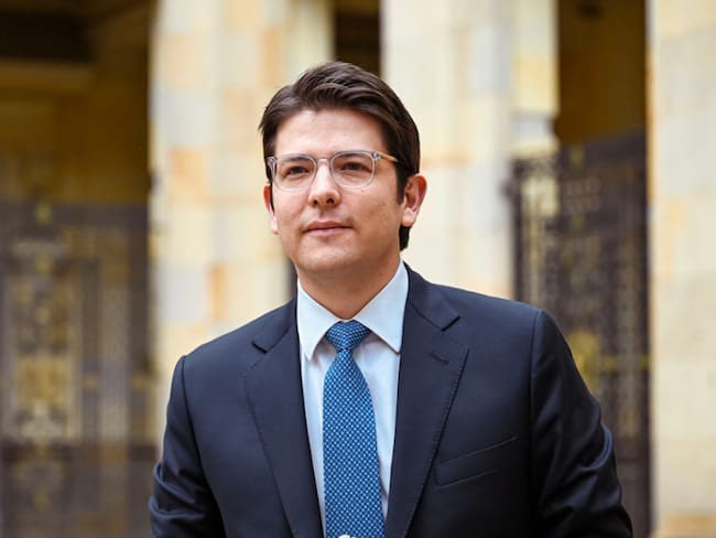 Qué dolor tan grande. Desde lo más profundo de mi corazón lamento el fallecimiento de <a href="/MiguelUribeT/">Miguel Uribe</a> 

Mis oraciones con sus seres queridos y con Colombia 🙏🏻

Hoy perdemos todos. Un país en el que la vida está en juego por una posición política fracasa como sociedad. Más que