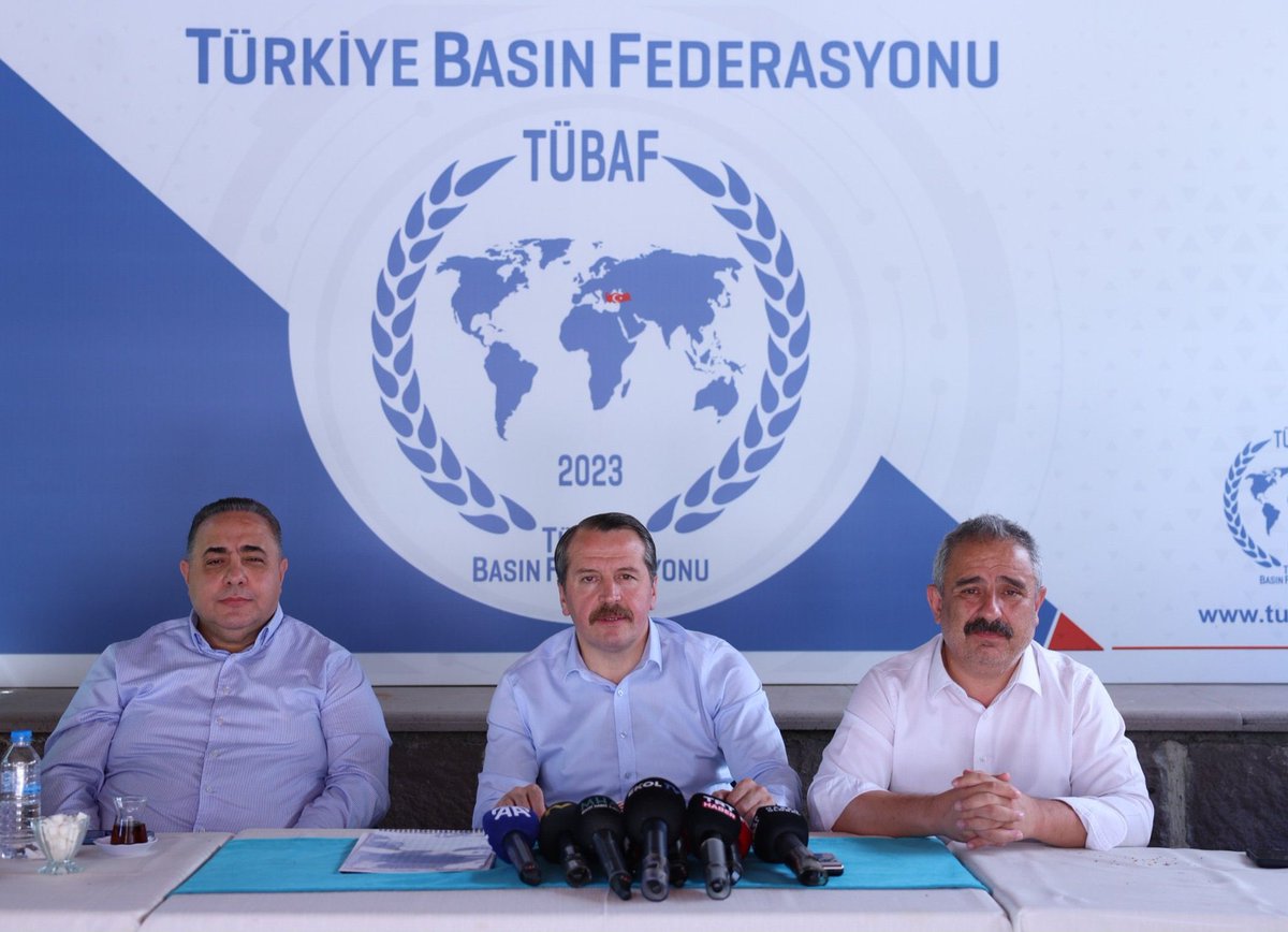 Kimler kimlerle beraber…

Şimdi bu tarafsız “gazetecilere” sorsanız kamu işçilerini de desteklemişlerdir…

Emekçi kardeşlerimiz bizim bizden başka dostumuz yoktur.

Birlik olmak ihtiyaç değil şarttır. Yoruma Türk bayrağı bırakıp birbirinizi takip edin.!

Birleşmemiz şarttır.!