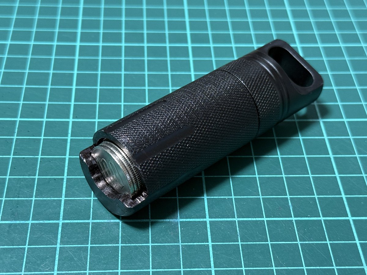 100円玉用アルミコインシリンダーを半自作したので見て  材料は、Amaz⚪︎nで買ったアルミ製携帯灰皿(外径30mm内径23.6mm)と、某ダーツ用プラスチック製コインシリンダーの残骸 プラスチック製のは、 コイン満載状態で落とすと確実に割れて壊れます(3〜4個やりました)