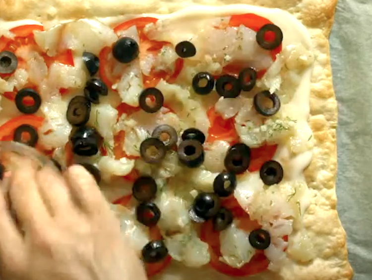 El plato del día: Coca de bacalao, tomate y aceitunas negras diariodegastronomia.com/coca-bacalao-t…