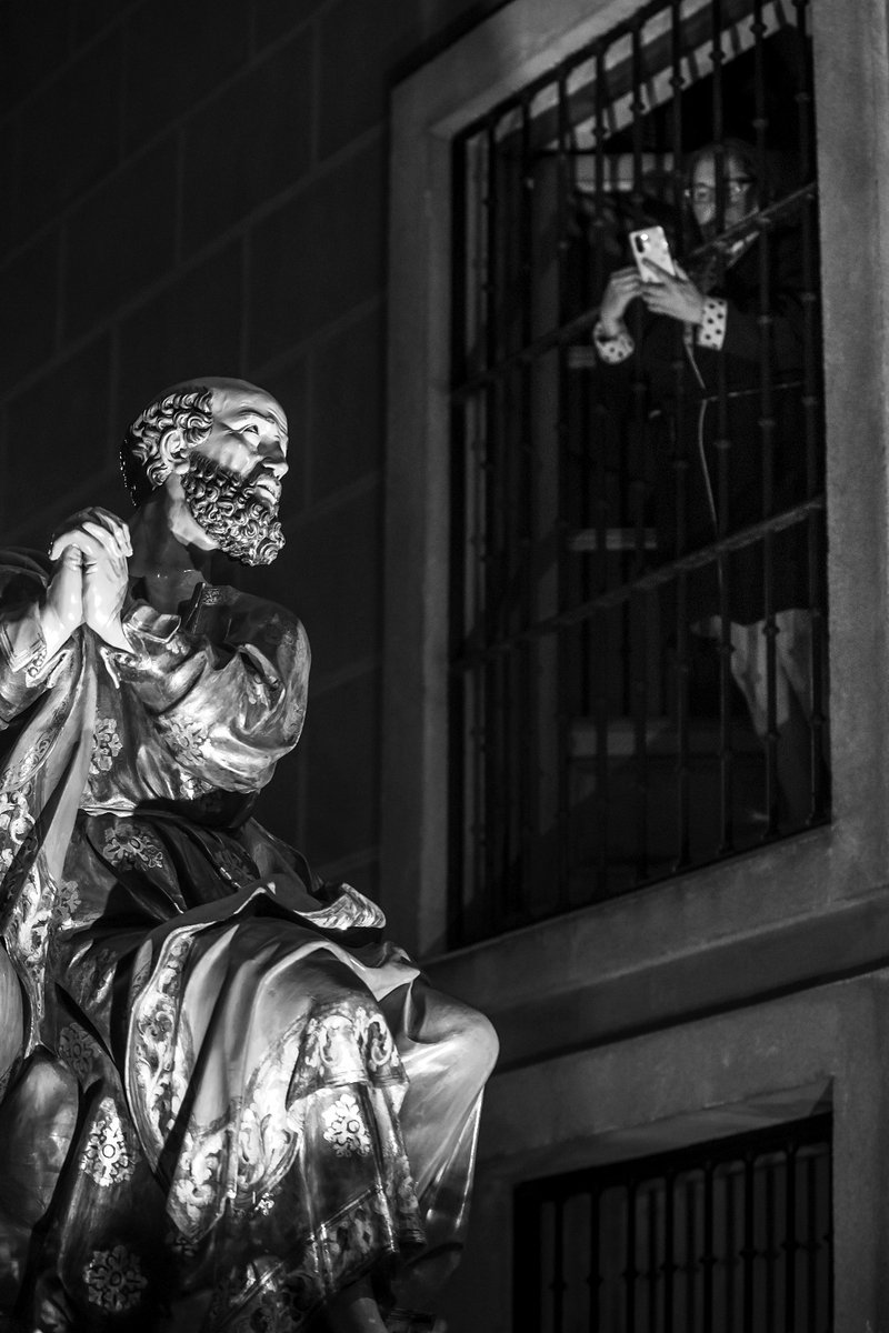 Las Lágrimas de San Pedro capturadas desde el palacio de los Valverde de la Sierra en la noche del Miércoles Santo.
📷 Chema Concellon