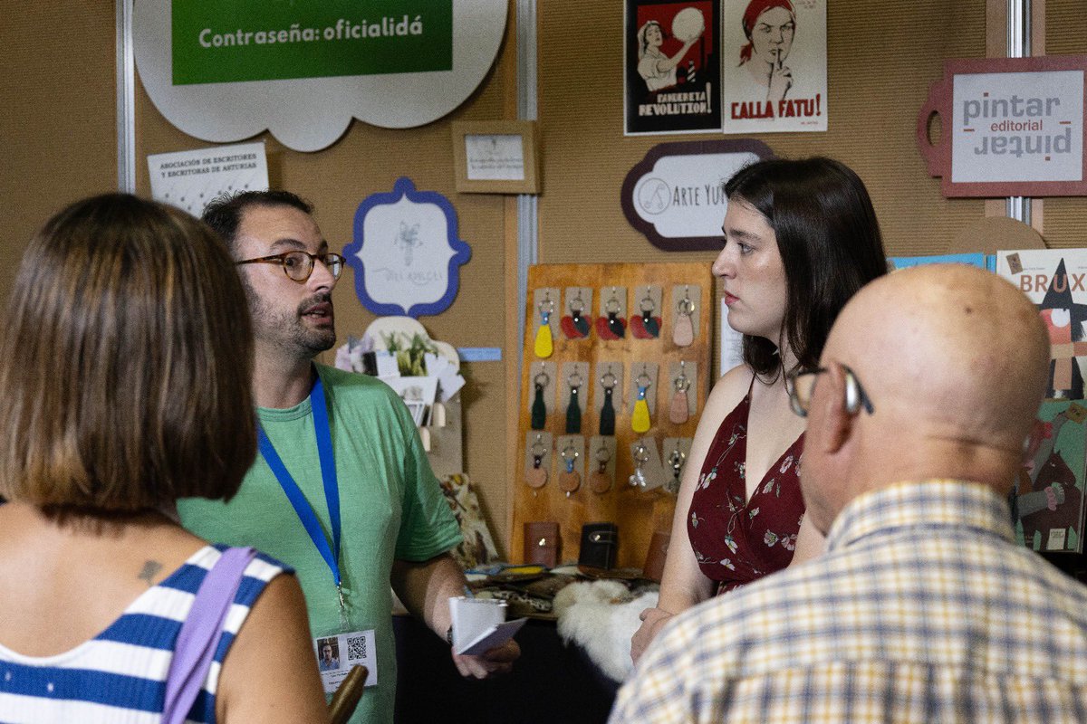 IniciativaxAst's tweet image. 🔵 Visita de @PodemosAsturies @PodemosXixon @PodemosSiero @PodemosAviles al espaciu del #asturianu na #FIDMA2025 #fidma

🗣️@silviatarano, @OlayaSuarez y otros cargos tuvieren conociendo a les empreses comprometíes col idioma