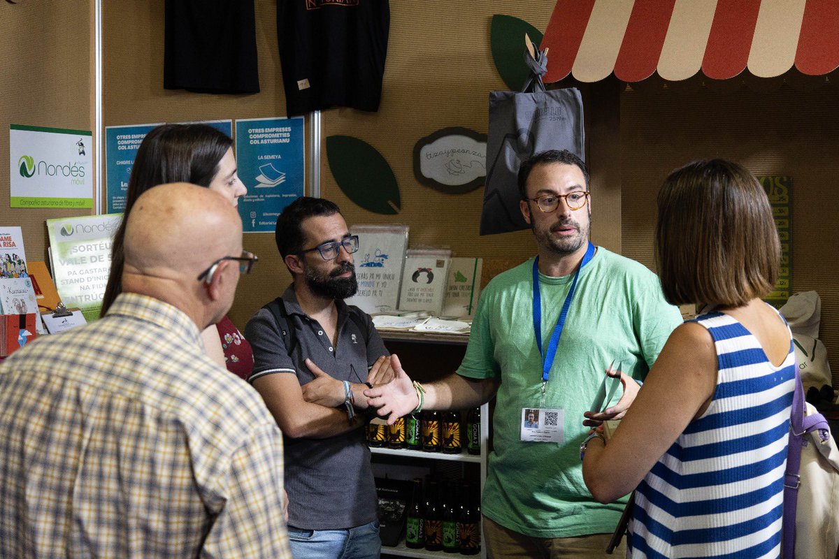 IniciativaxAst's tweet image. 🔵 Visita de @PodemosAsturies @PodemosXixon @PodemosSiero @PodemosAviles al espaciu del #asturianu na #FIDMA2025 #fidma

🗣️@silviatarano, @OlayaSuarez y otros cargos tuvieren conociendo a les empreses comprometíes col idioma