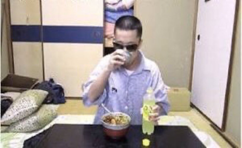 Echan_Lost's tweet photo. anime                                         real life https://t.co/4ela0QV2dz