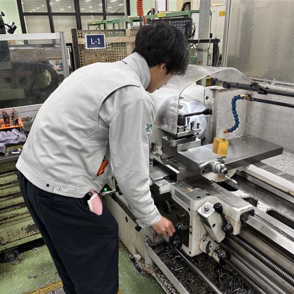 ASSP_Rocket's tweet photo. 本年度、秋田県にかほ市の精密機械部品メーカーである株式会社共進様に技術支援をしていただき、汎用旋盤およびNC旋盤での加工にご協力をいただきました。 製作した金属カプラーは、間もなく開催される能代宇宙イベントで打ち上げ予定の機体に搭載します。打ち上げ、頑張ります！ https://t.co/lpDyZRbuA4