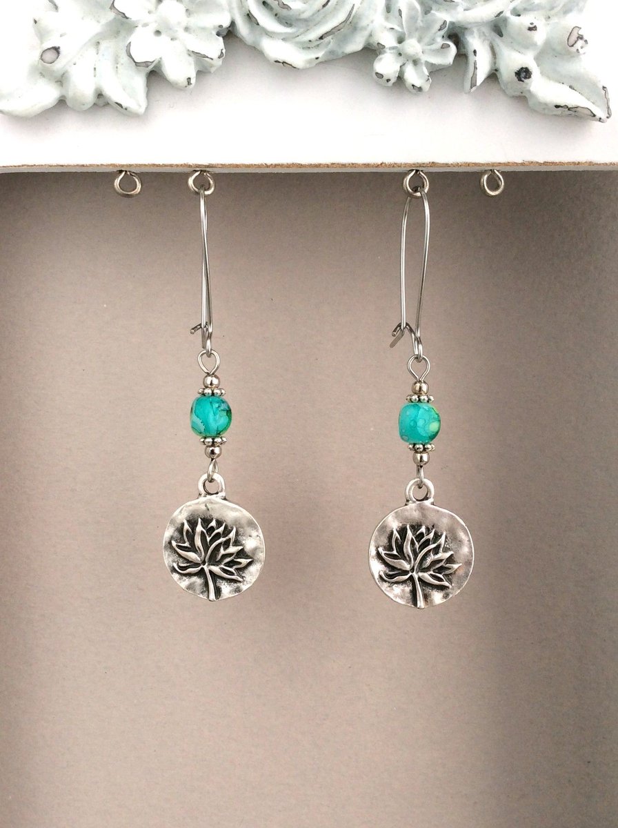 OneDottyDuck's tweet photo. I love this little lotus charm, and it looks fab against the pop of colour of these blue and green glass beads. Have them on your choice of stainless steel kidney wires, french hooks, or sterling silver french hooks. 

#kidneywireearrings #stainlessteelearrings #lotusflower https://t.co/02H9l7nAU5
