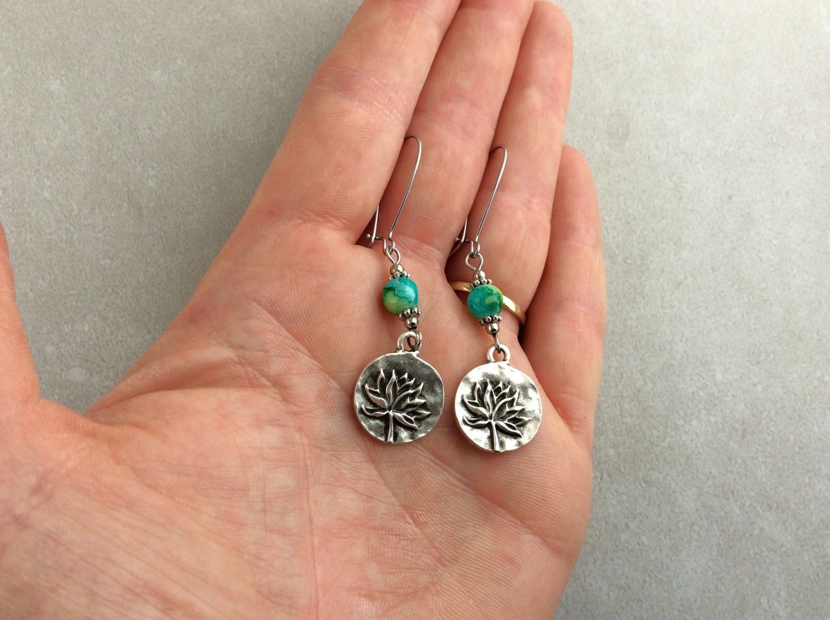 OneDottyDuck's tweet photo. I love this little lotus charm, and it looks fab against the pop of colour of these blue and green glass beads. Have them on your choice of stainless steel kidney wires, french hooks, or sterling silver french hooks. 

#kidneywireearrings #stainlessteelearrings #lotusflower https://t.co/02H9l7nAU5