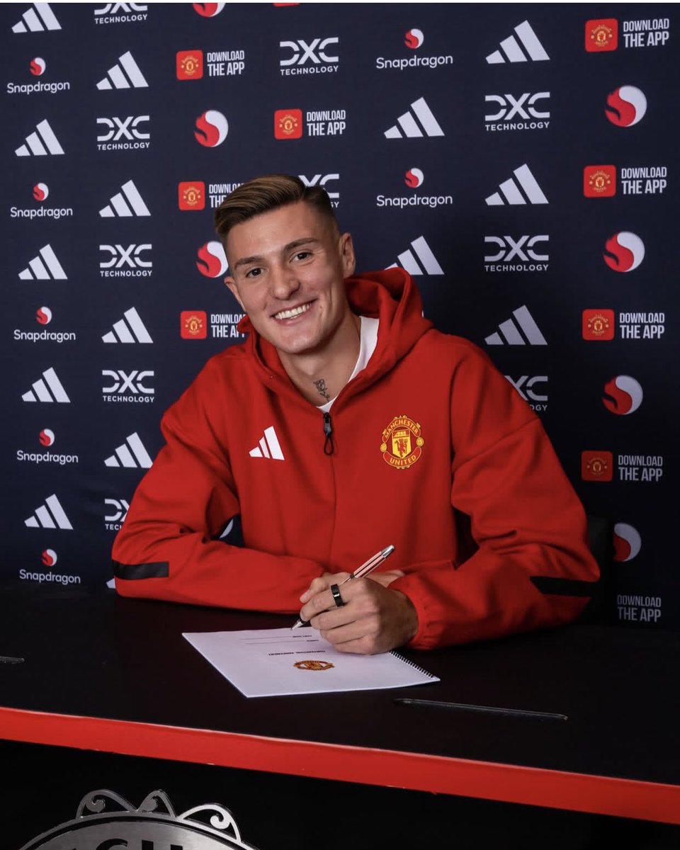 UTDHyacinth's tweet photo. The King has arrived!!! 🔴🔴🔴

Welcome to your new home @b_seskoo https://t.co/Kjv6M9QCuL